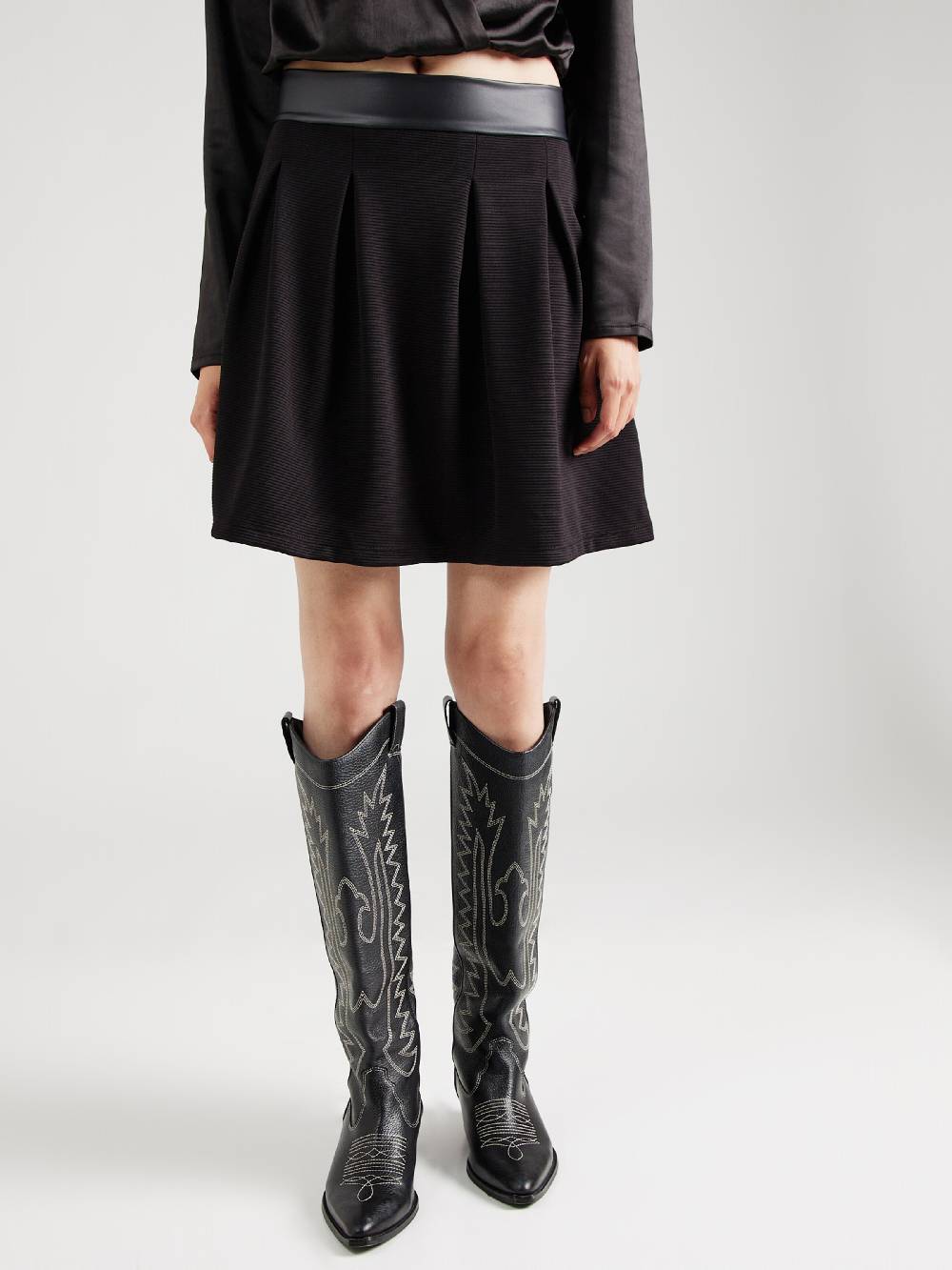 ABOUT YOU Skirt 'Letizia' in Black Nur für heute