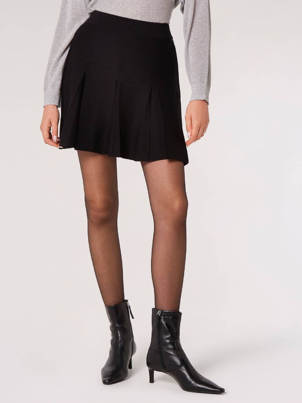 Apricot Skirt in Black Kostenloser Versand international