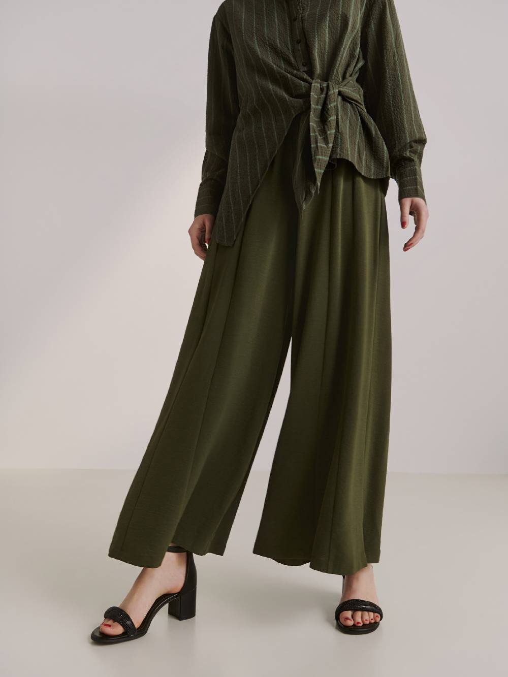 Guido Maria Kretschmer Women Wide leg Pleat-Front Pants 'Jayla' in Olive Neuheiten