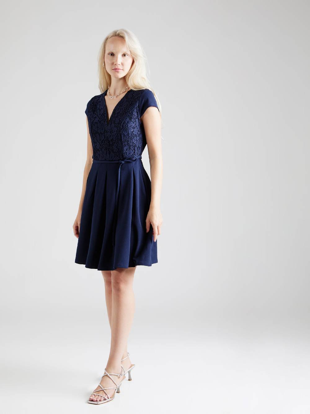 VILA Cocktail Dress in Navy Vierteljährliche Förderung