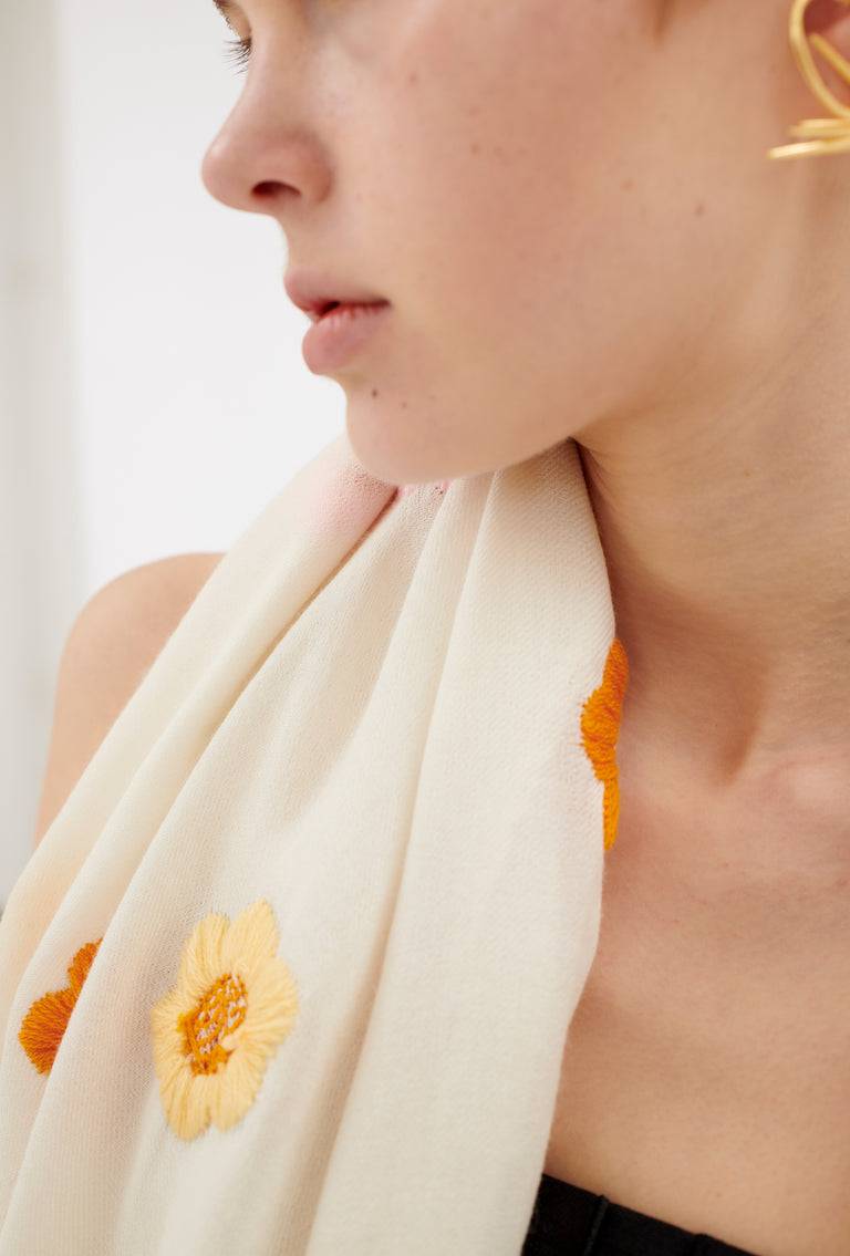 Odeeh Hand Embroidered Daisies Schal, Candy Angebote