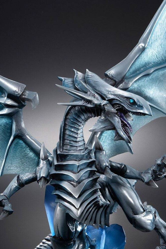 EMP "Duel Monsters Art Work - Blauäugiger weißer Drache (Holographic Edition)" Statue multicolor von Yu-Gi-Oh! im Angebot