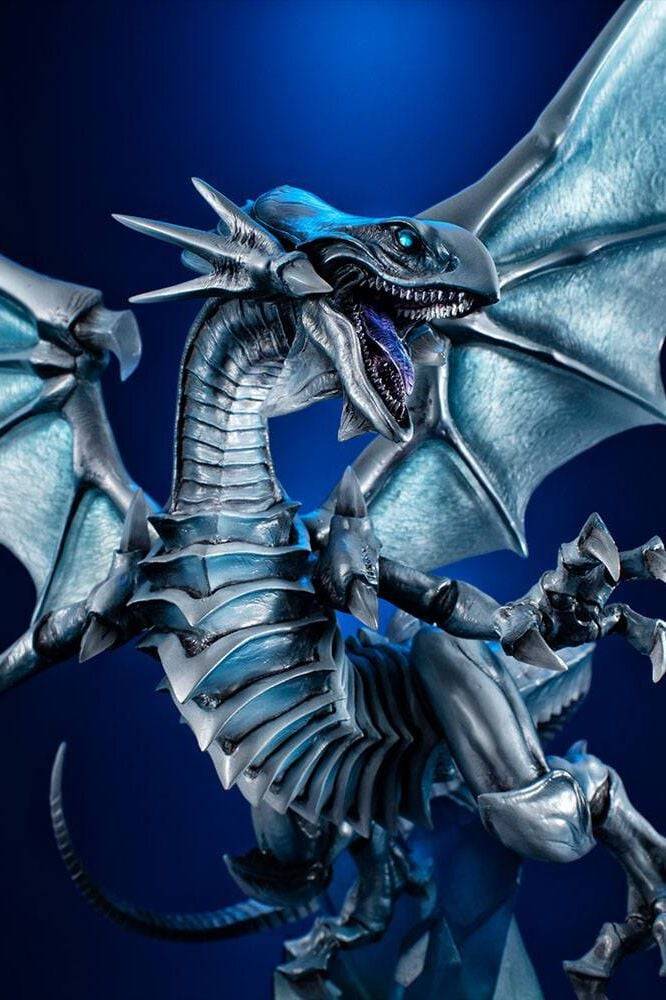 EMP "Duel Monsters Art Work - Blauäugiger weißer Drache (Holographic Edition)" Statue multicolor von Yu-Gi-Oh! im Angebot